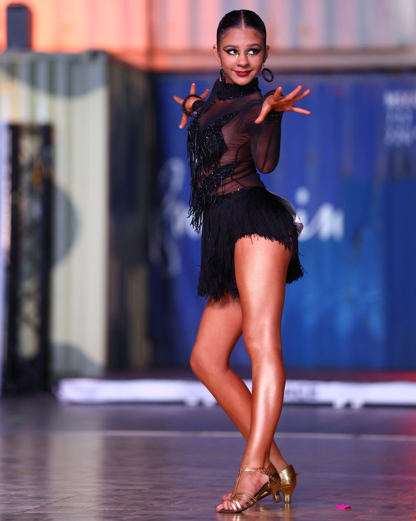 Vũ công Dancesport trình diễn trang phục Latin trên sân khấu