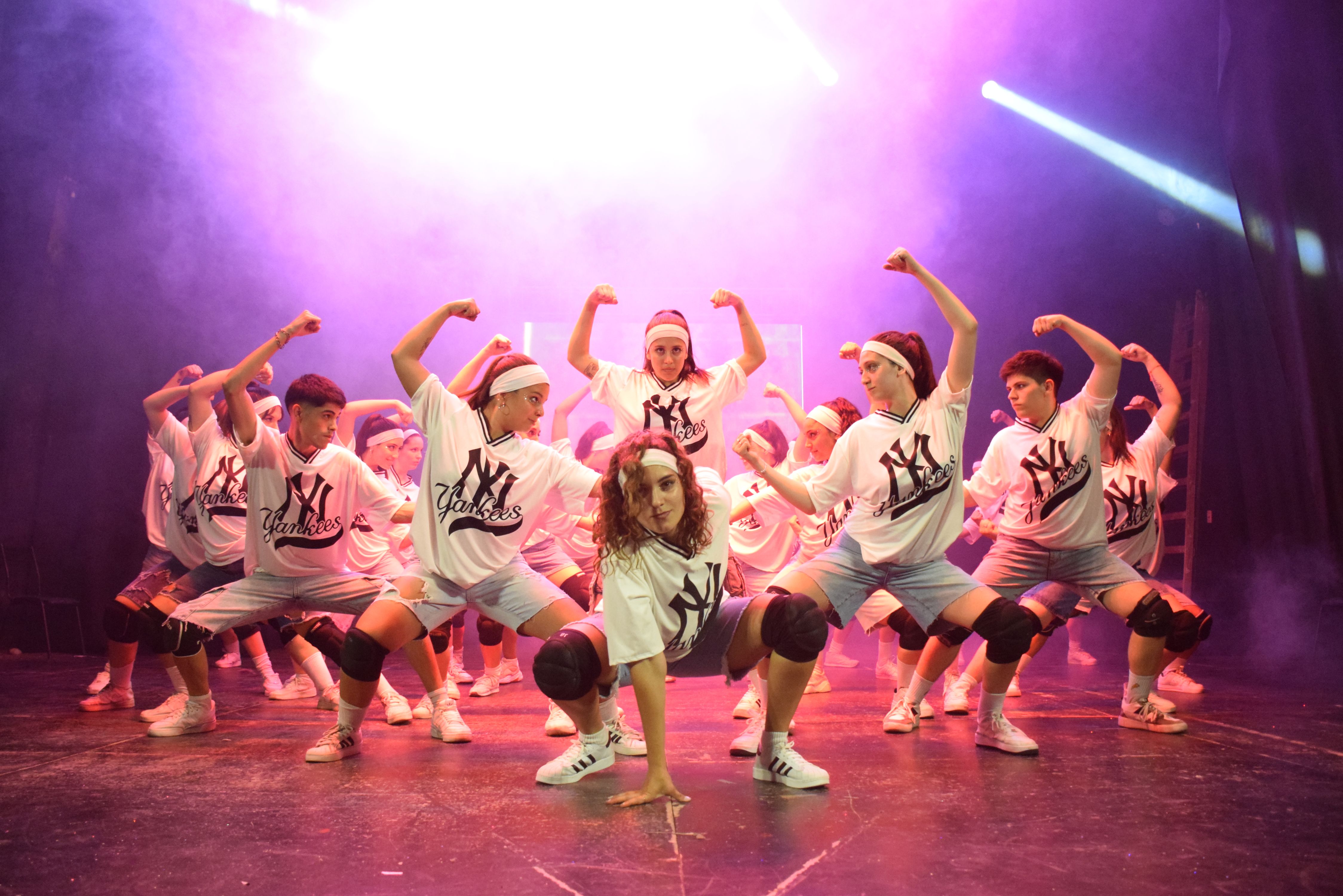 Nhóm nhảy biểu diễn vũ đạo K-pop đồng đều trong trang phục năng động