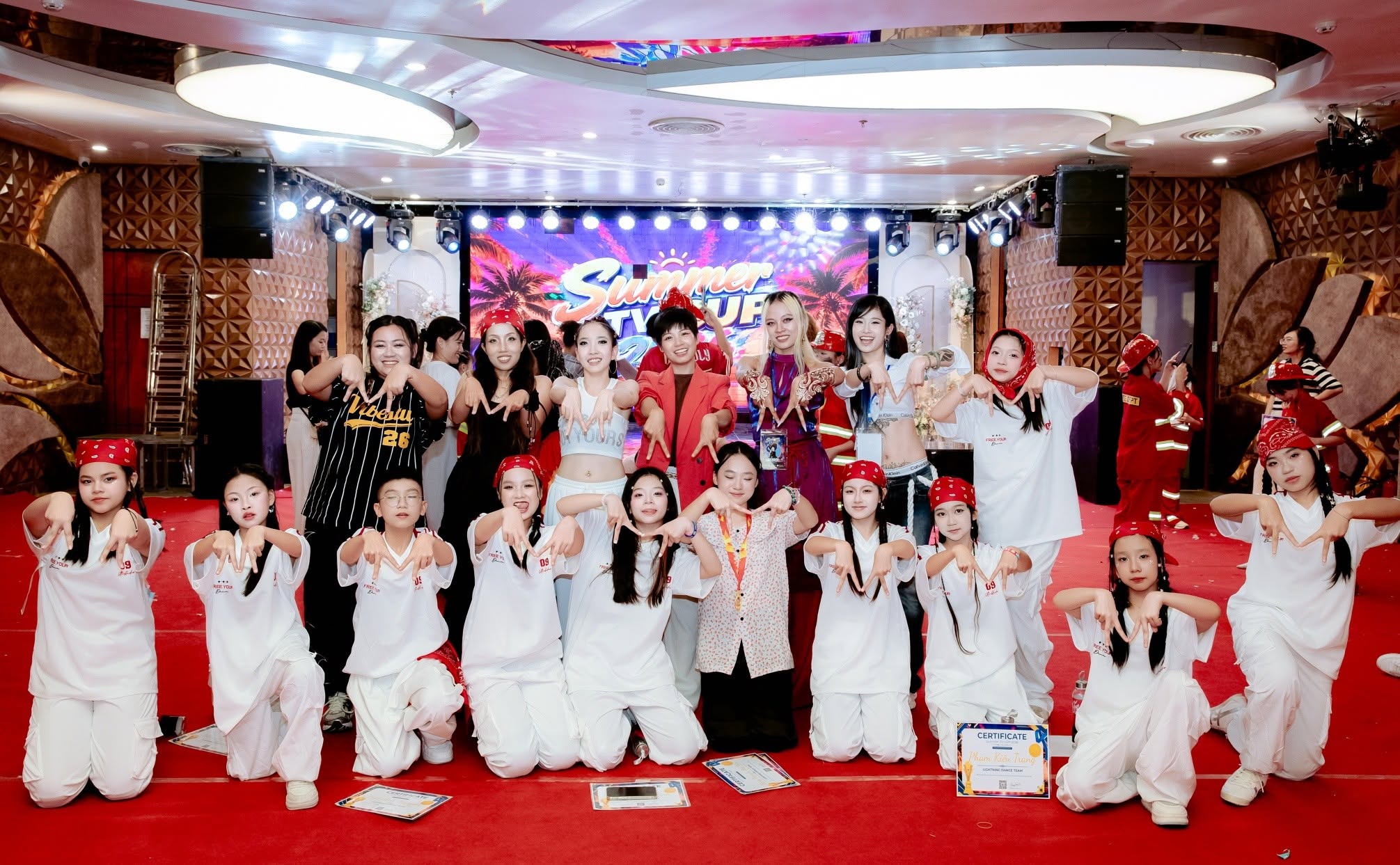 Đội ngũ huấn luyện viên và học viên TV Dance chụp ảnh kỷ niệm tại Summer TV Cup